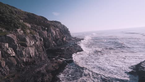 olas rompiendo en los acantilados del océano atlántico al amanecer