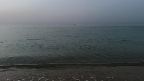 Abendhimmel-Am-Strand-Am-Meer-In-Der-Sommersaison,-Dämmerung,-Trüber-Tag,-Weite-Sicht-Auf-Die-Malerische-Panoramalandschaft-Des-Ozeans,-Natur,-Horizont,-Skyline,-Reisen-Sie,-Um-Die-Meerestourismusattraktion-In-Katar,-Iran,-Zu-Genießen