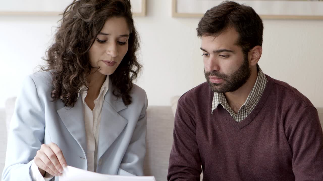 vista frontal del propietario de la casa enfocado mirando el plano