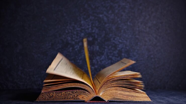Un video di un libro aperto con pagine che si sfogliano, ripreso da un'angolazione laterale.