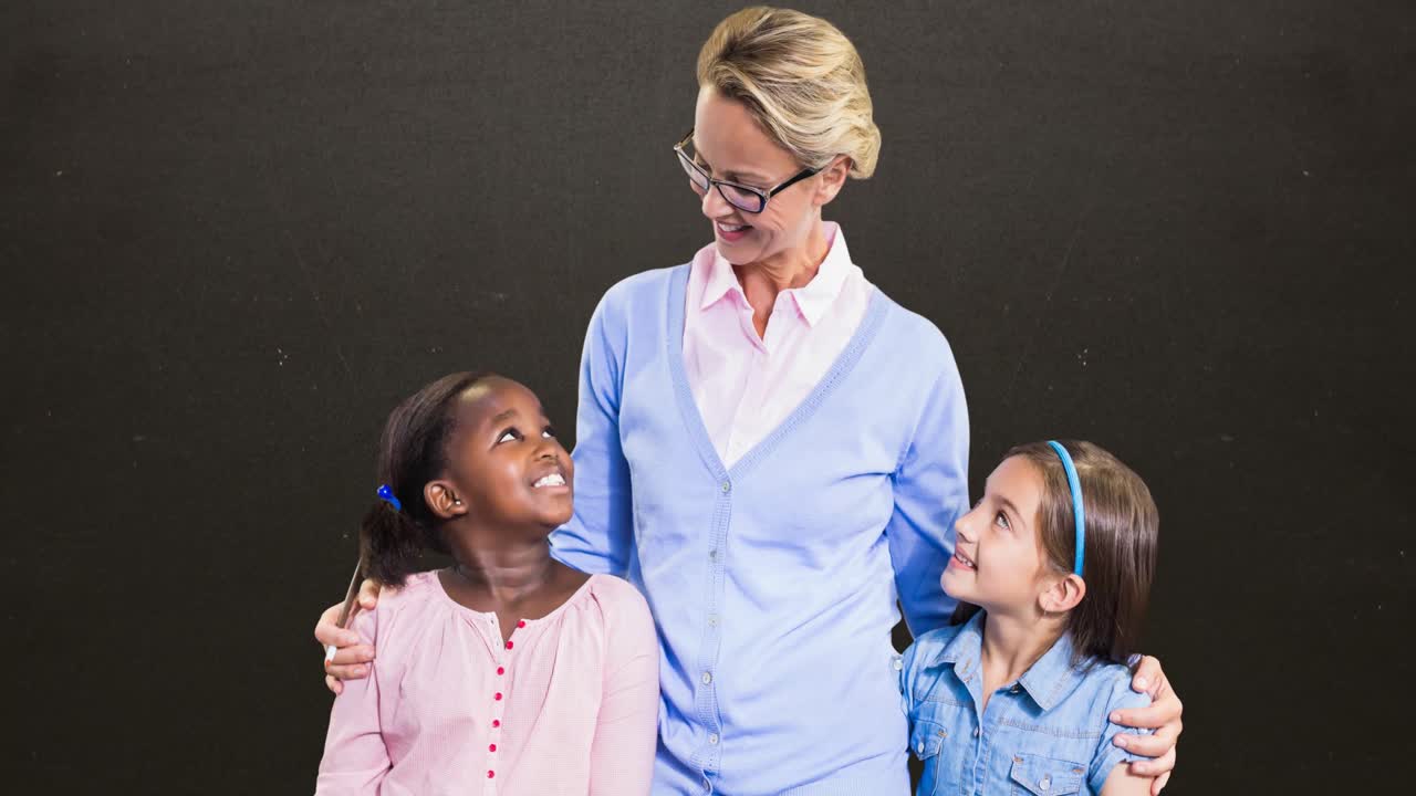 animación de una maestra caucásica que abraza a diversas escolares a bordo