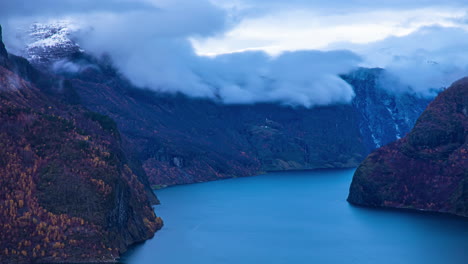 Nubes-Bajas-Sobre-Montañas-Rocosas-Y-Fiordos-Al-Atardecer