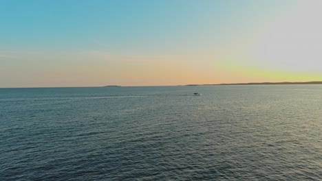 Freizeitboot-überquert-Das-Meer-Vor-Southport,-Maine