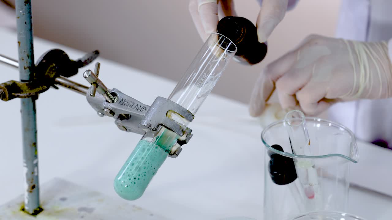 실험실 환경에서 화학 반응 시연