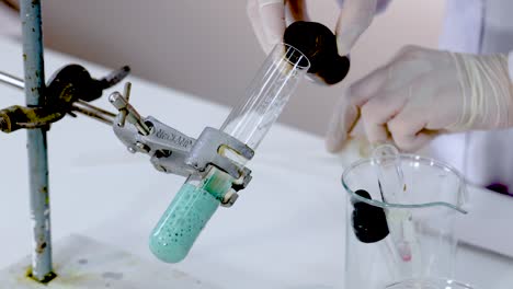 demostración de una reacción química en un entorno de laboratorio