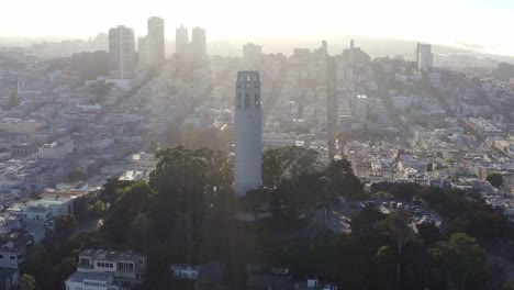 Aéreo,-Torre-Coit-De-San-Francisco-Y-Paisaje-Urbano,-Panorámica-Derecha-Drone-05