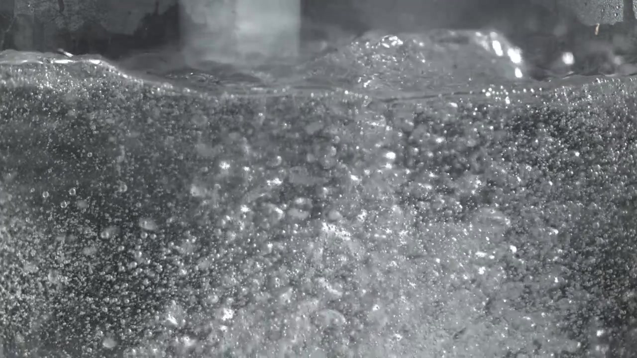 Ripresa macro di bolle effervescenti che salgono in acqua limpida