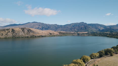 hermoso paisaje de lago de montaña