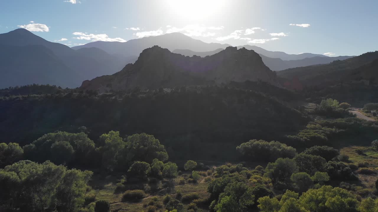 Garden of the Gods, Colorado, ripresa aerea con drone in ascesa al tramonto