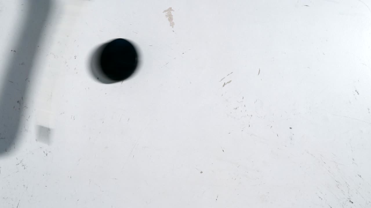 palo de hockey sobre hielo y disco en la vista superior fondo blanco, equipo para jugador de hockey en la temporada de juegos de invierno, primer plano en palo de hockey sobre hielo