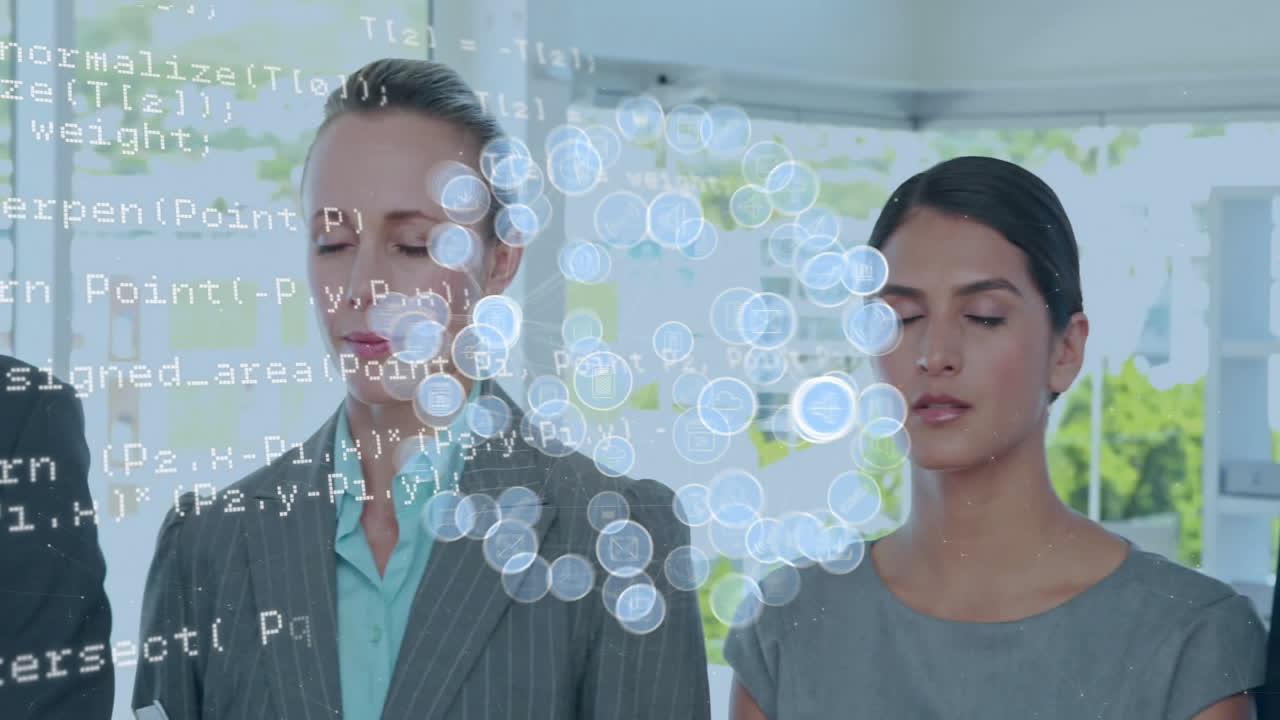 animación de procesamiento de datos e íconos sobre diversas personas de negocios con los ojos cerrados en la oficina