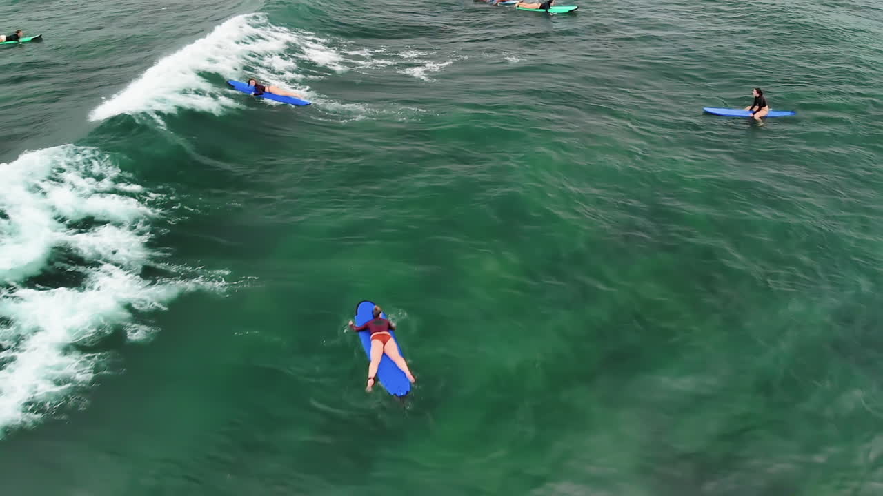 발리 창구 해변에서 큰 파도를 즐기는 남녀