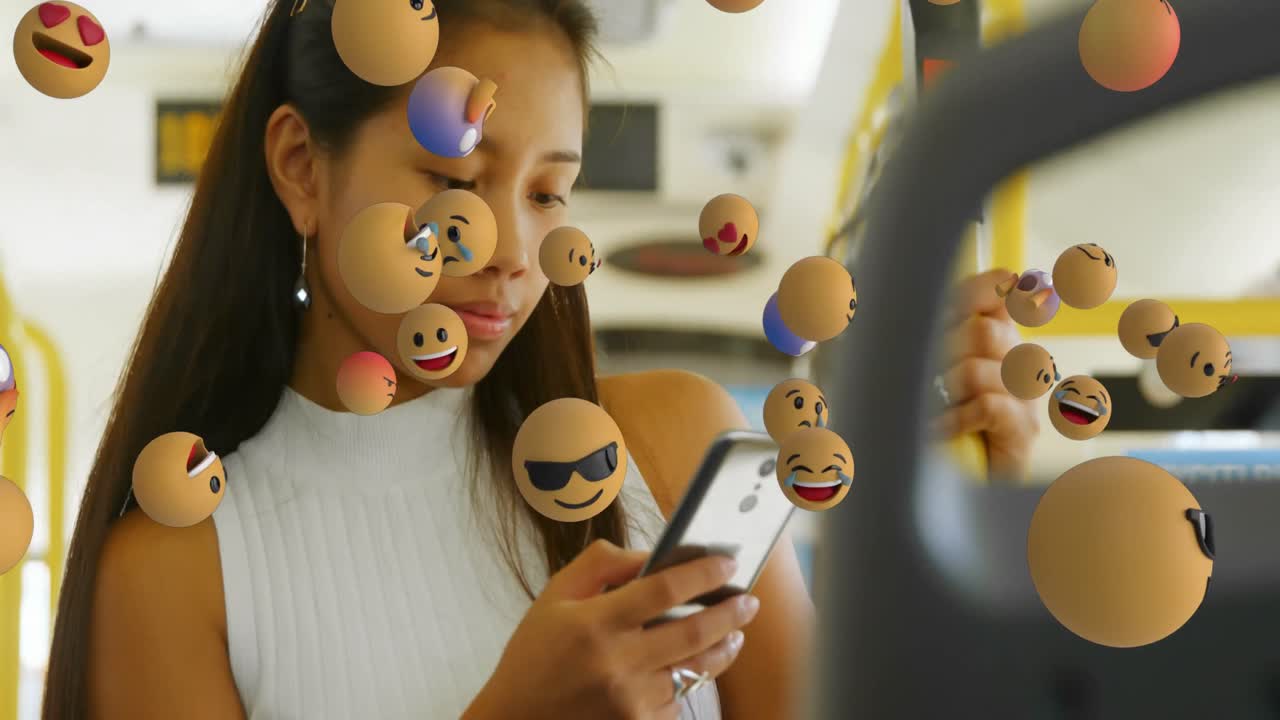 animación de múltiples emoticones sobre mujer asiática usando teléfono celular mientras viaja en autobús