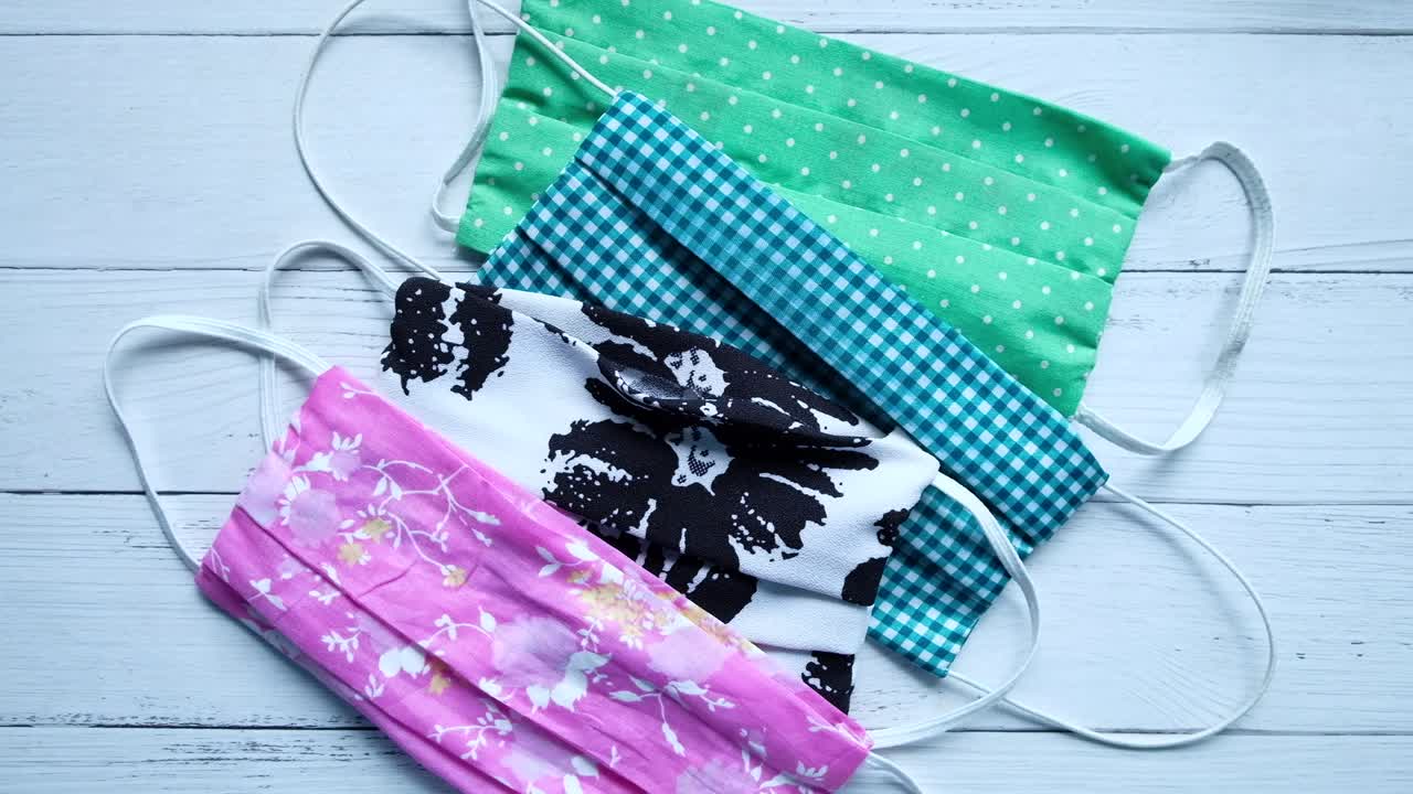 다채로운 직물 얼굴 마스크