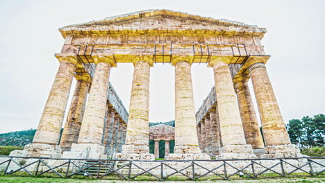 der griechische tempel von segesta in italien, vorne zeitrückblick