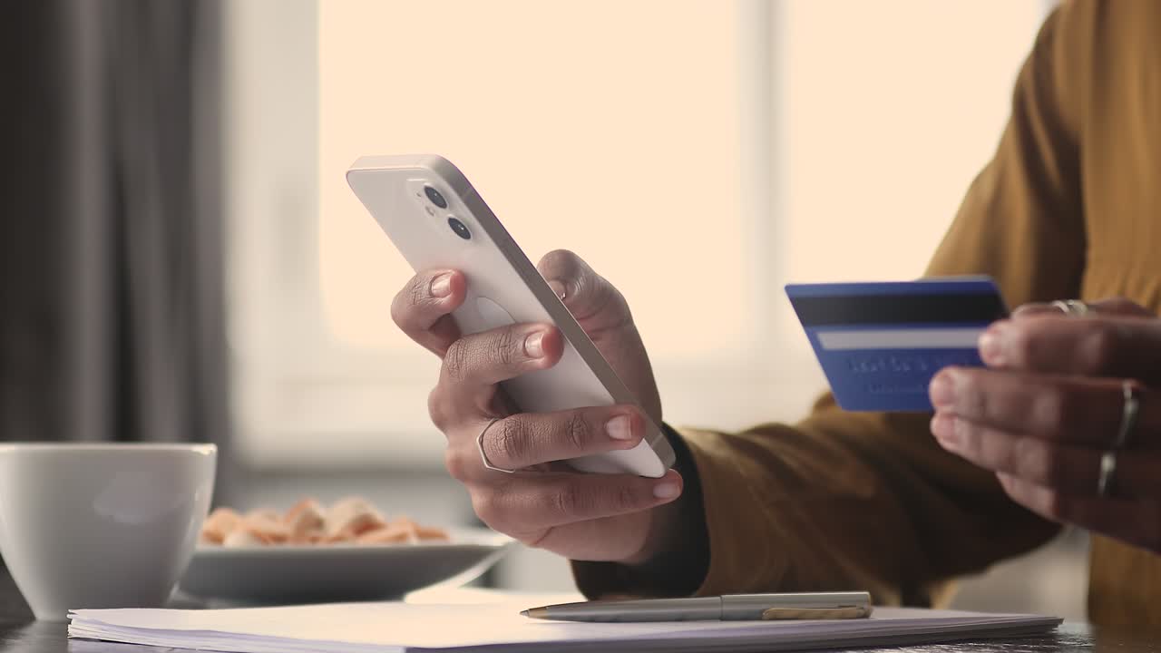 mujer hacer transferencia de fondos segura uso de teléfono móvil y tarjeta, primer plano