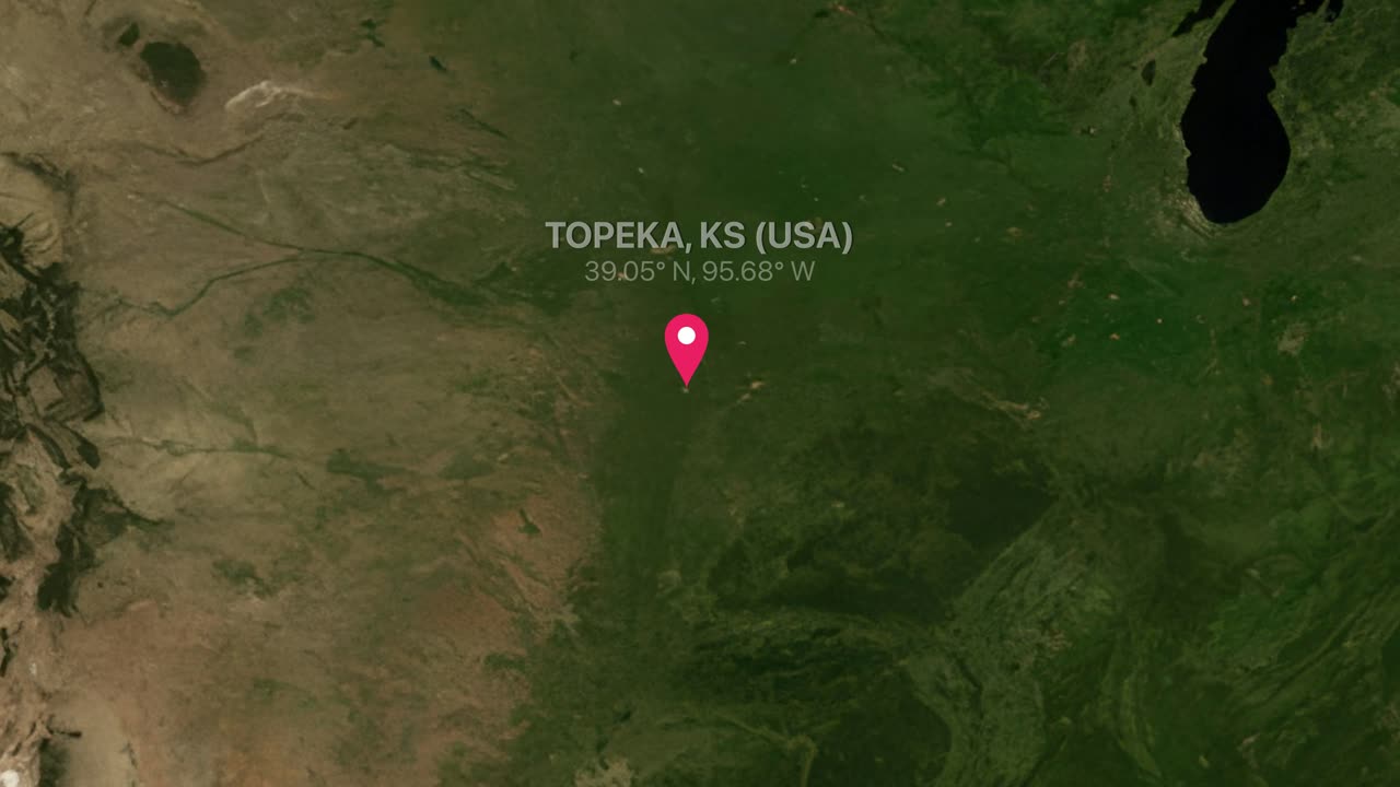 Una transizione fluida con zoom digitale da una mappa globale a Topeka, Kansas, con indicatori di posizione