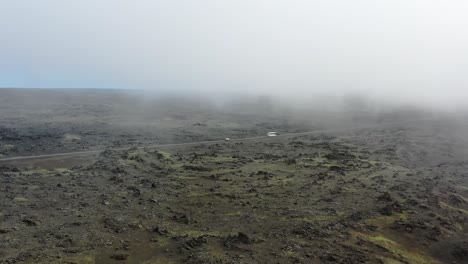 coches circulando por una carretera neblinosa en islandia