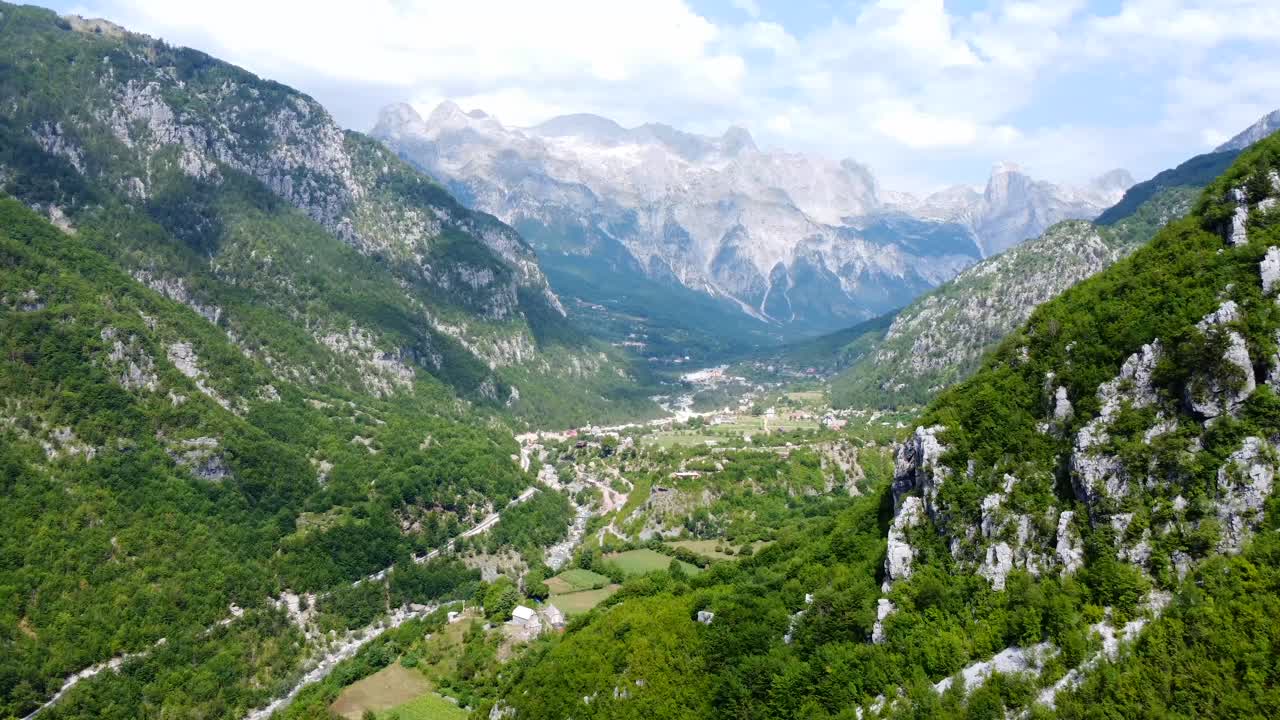 Il pittoresco paesaggio di una valle montuosa