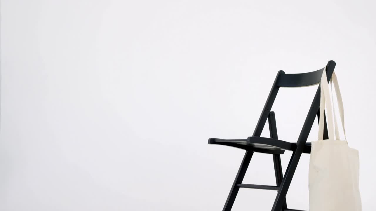 bolsa de algodón colgada en la silla 4k