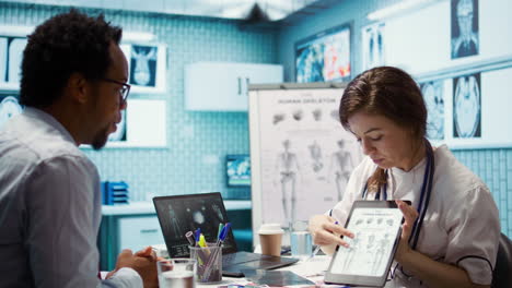 el médico y el paciente discuten los resultados del diagnóstico