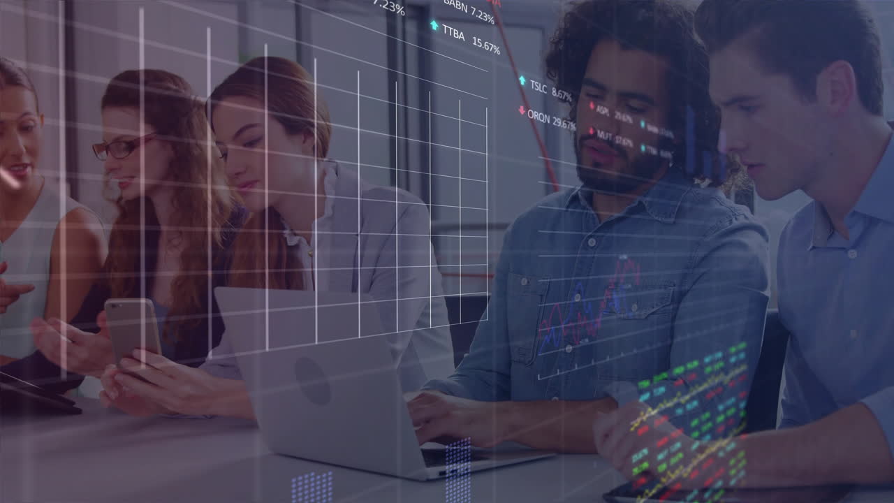 animación de procesamiento de datos y diagramas sobre diversas personas de negocios discutiendo el trabajo
