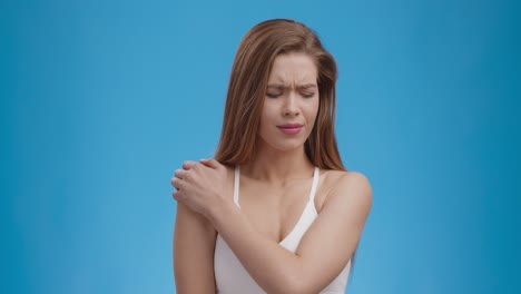 woman experiencing shoulder pain