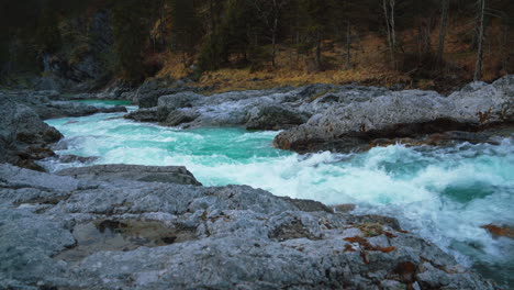 Cinemagrafía-De-Bucle-De-Vídeo-Sin-Fisuras-De-Un-Idílico-Cañón-De-Cascada-De-Río-De-Montaña-Con-Agua-Azul-Fresca-En-Los-Pintorescos-Alpes-Austríacos-Bávaros,-Fluyendo-Por-Un-Hermoso-Bosque-A-Lo-Largo-De-árboles-Y-Rocas