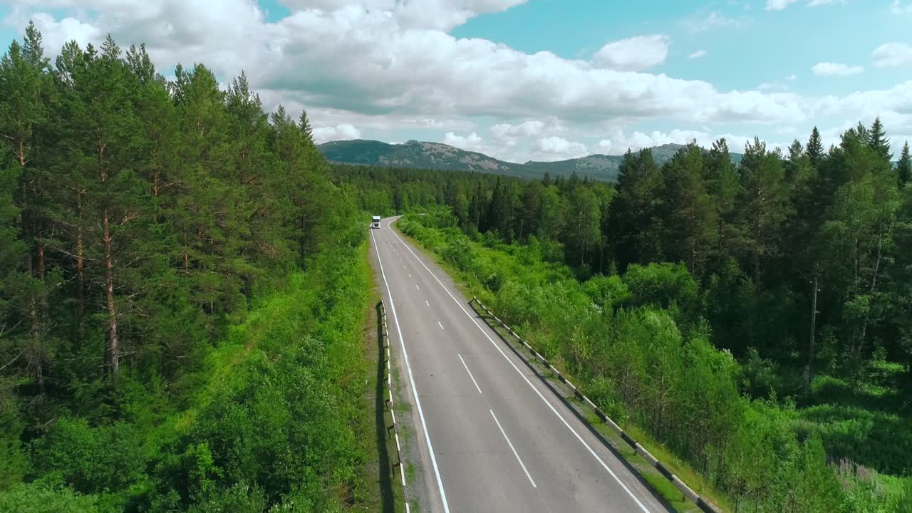 Malebná lesní silnice