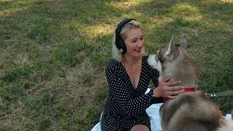 Mädchen-Im-Park,-Das-Mit-Einem-Hund-Spielt