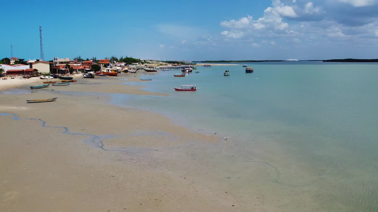 barcos flotando en aguas poco profundas del océano tropical en la pequeña ciudad de natal, brasil.