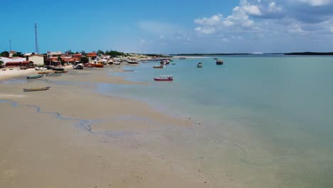 Barcos-Flotando-En-Aguas-Poco-Profundas-Del-Océano-Tropical-En-La-Pequeña-Ciudad-De-Natal,-Brasil