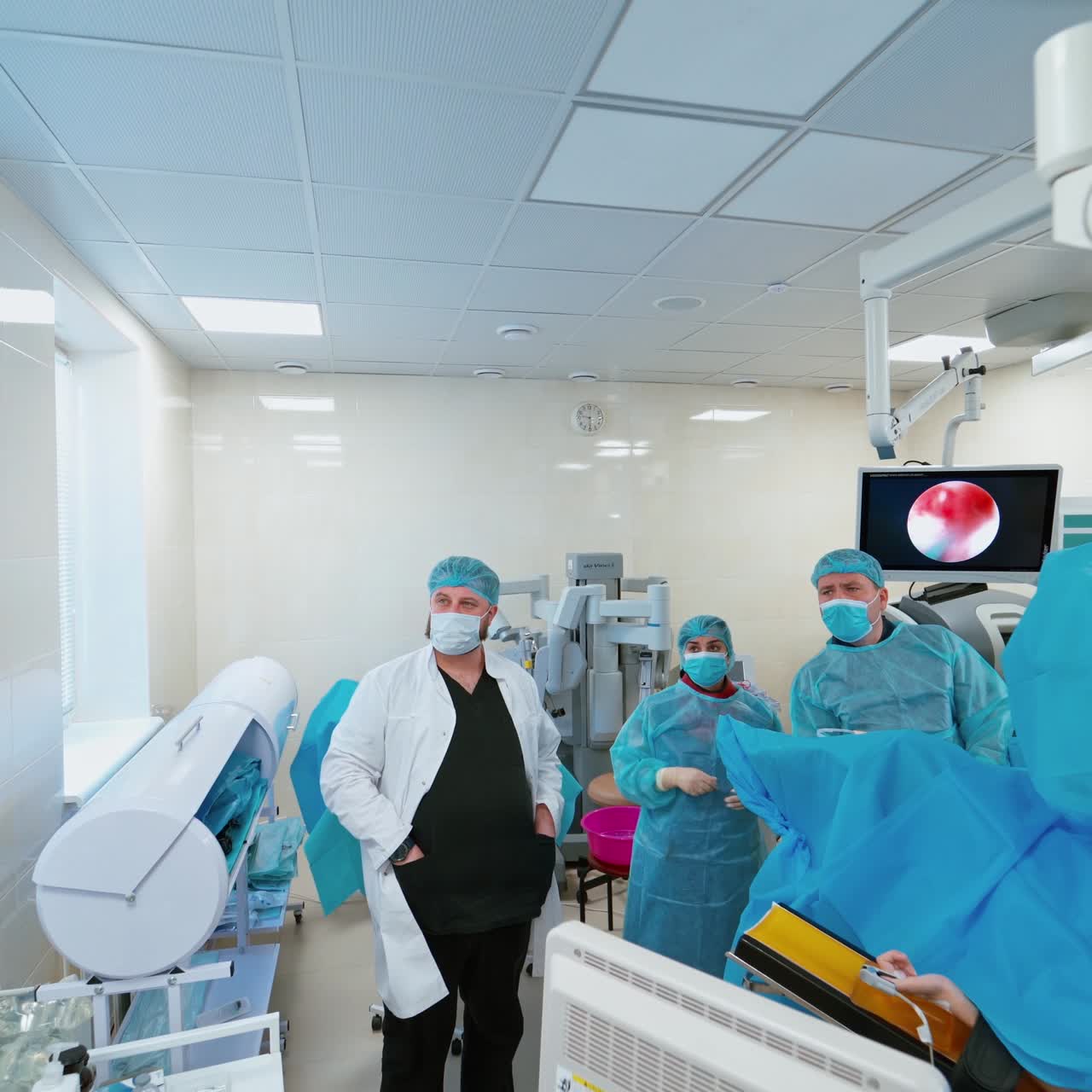 Médico y asistentes durante cirugía