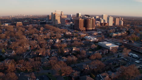 Vuelo-Aéreo-Lejos-Del-Horizonte-De-La-Ciudad-Y-Sobre-Las-Casas-En-Un-Bonito-Barrio