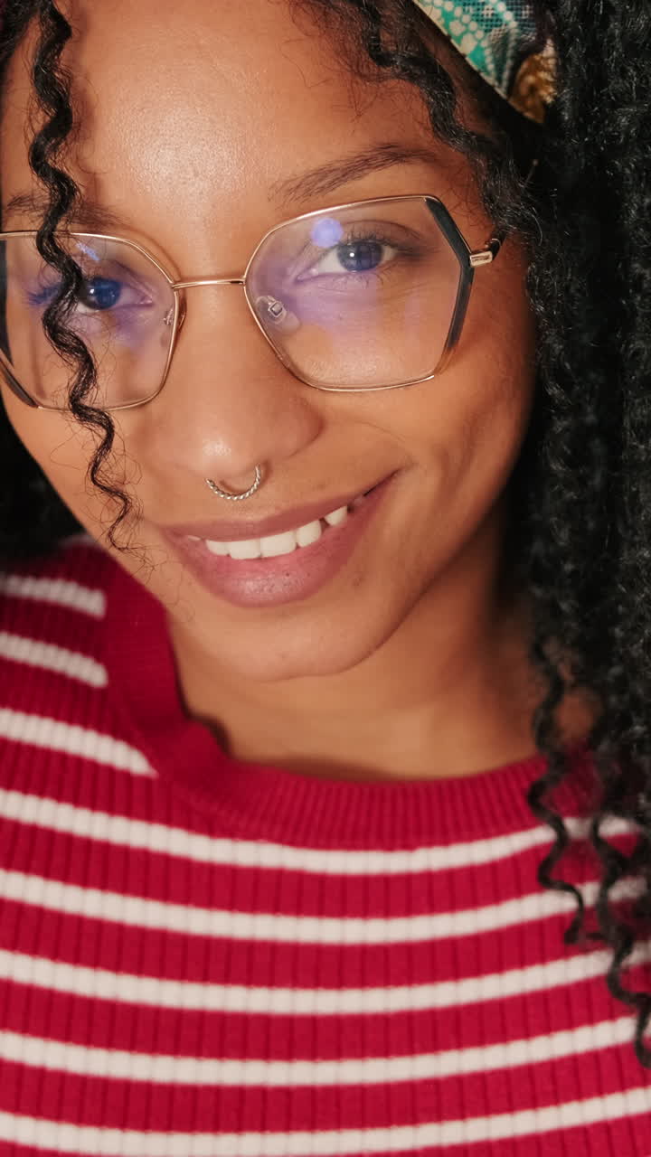 Close-up van Jonge Vrouw met Bril die naar Camera Lacht