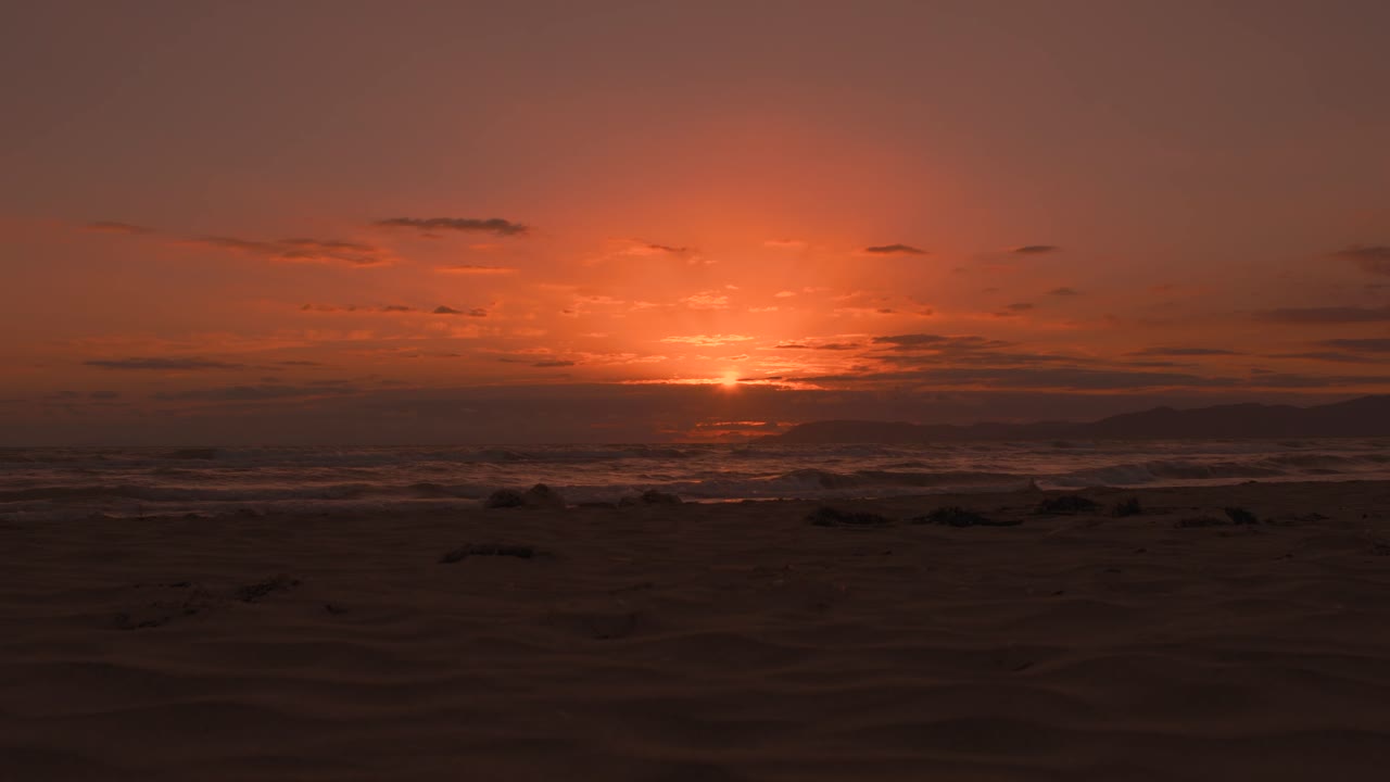 Piękny i romantyczny zachód słońca na plaży we Włoszech