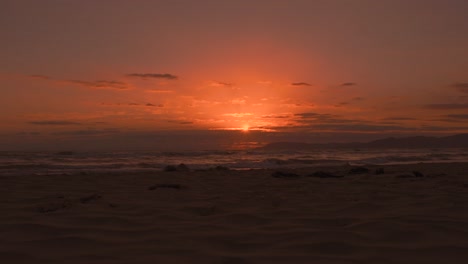 una hermosa y romántica puesta de sol en una playa de italia