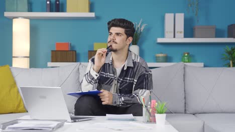 a un trabajador de oficina en casa se le ocurre una gran idea.