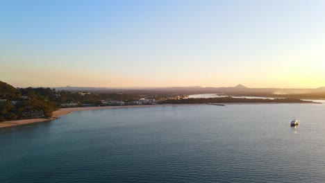 Impresionantes-Vistas-De-La-Puesta-De-Sol-Sobre-La-Costa-Del-Sol---Parque-Nacional-De-Noosa---Qld-Queensland-Australia