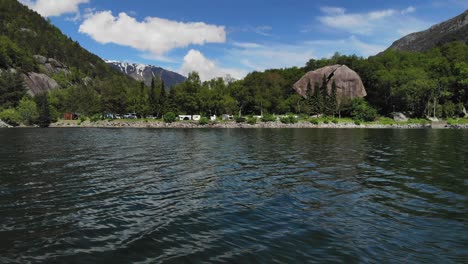 Standbild-Drohnenaufnahmen-Dicht-über-Wasser-Mit-Einem-Wunderschönen-Tal-Im-Hintergrund