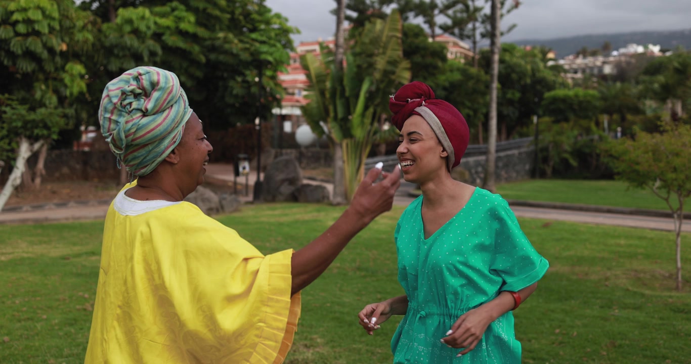 Mulheres Africanas Felizes Dançando e Rindo em um Parque