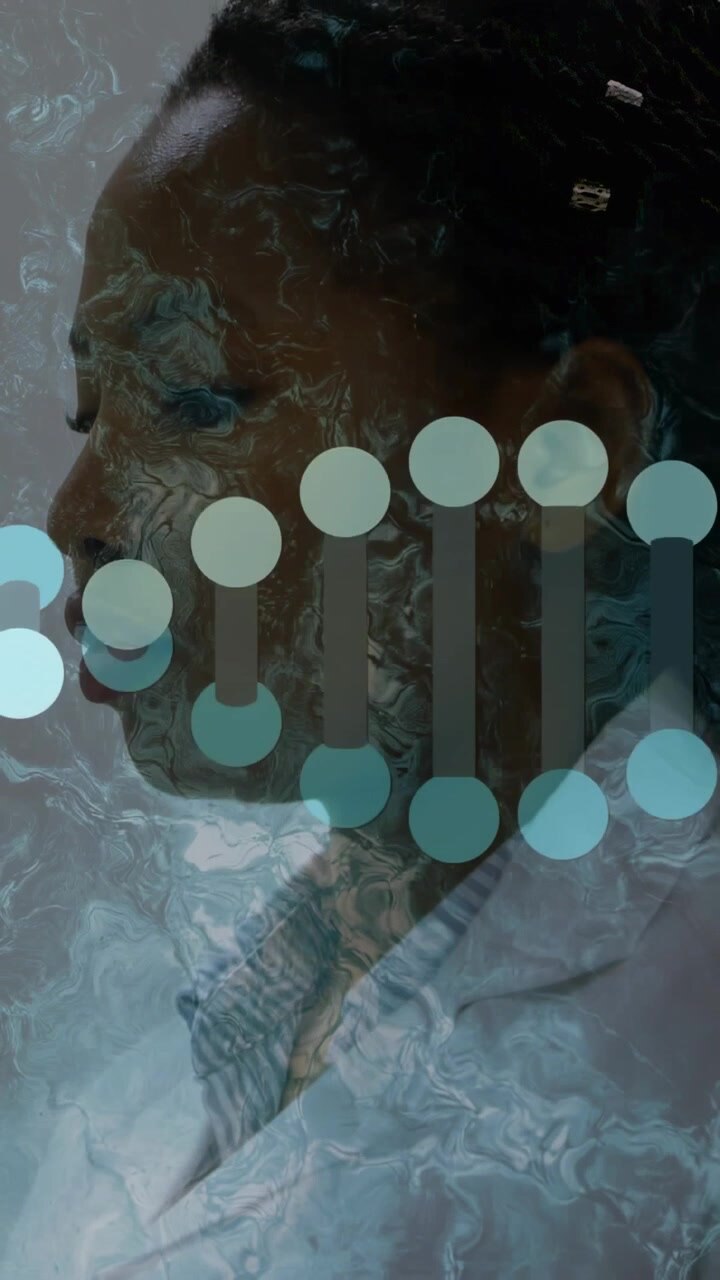 Video verticale: Donna che parla sottovoce mentre nodi color verde acqua si alzano su una superficie in marmo, coprendosi la bocca per la tecnologia.