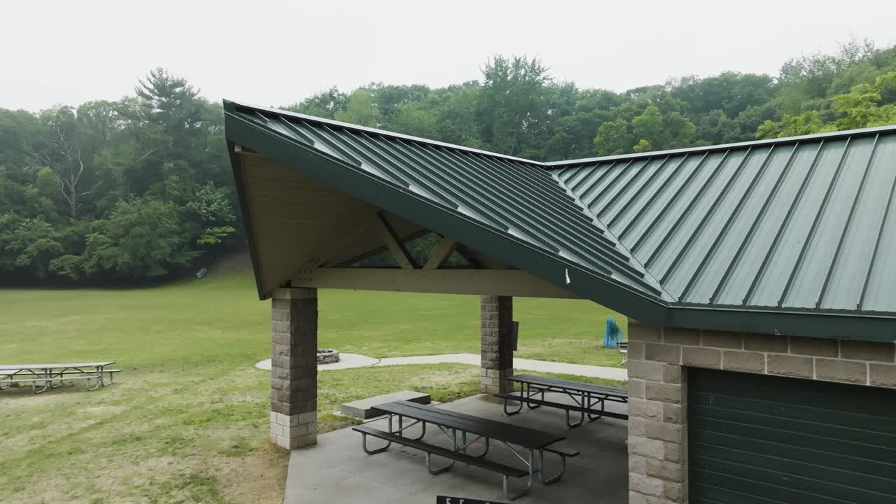 ligero movimiento hacia la izquierda que muestra el centro comunitario