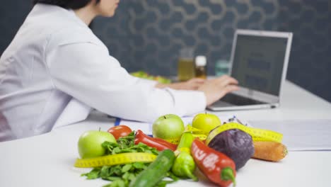 dietista preparando un plan de dieta en su computadora portátil.