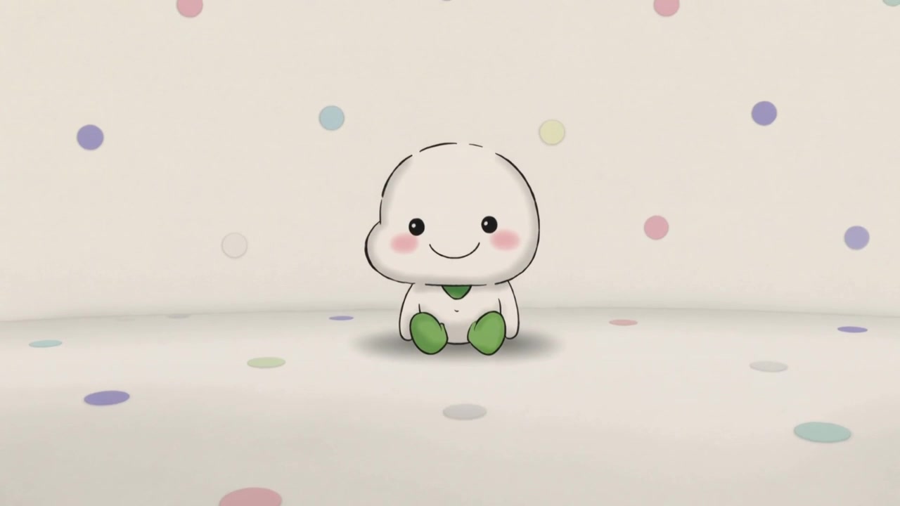 Spostamento della telecamera che provoca un bambino che dondola e sbatte le palpebre su un palco a pois, mostrando un movimento leggero con un bavaglino verde.