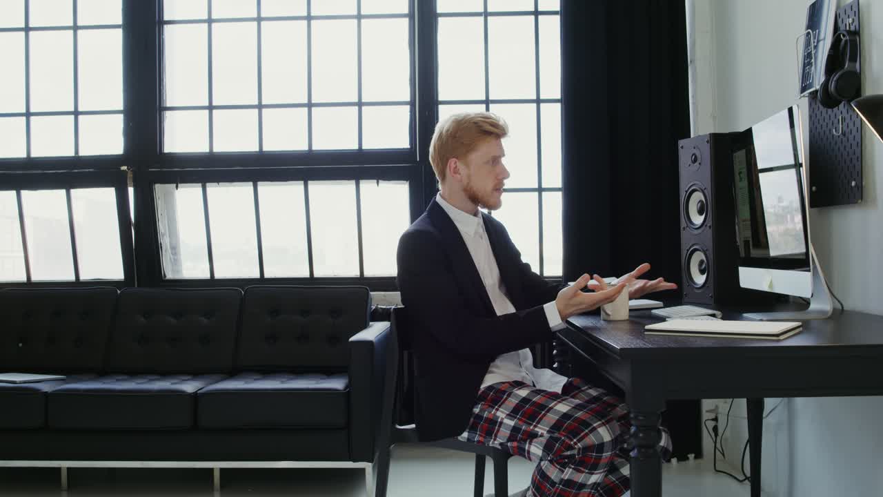 мужчина работает дома в пижаме.