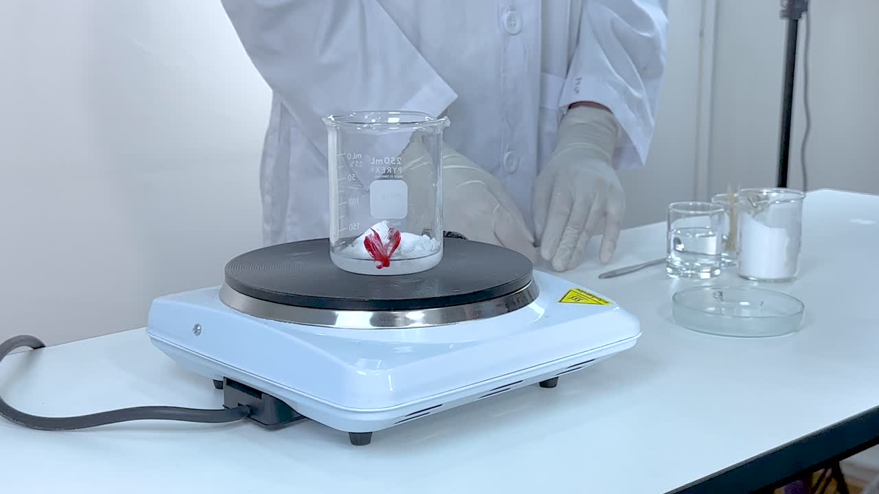 과학자는 나트 아세테트 결정화 과정을 보여줍니다.