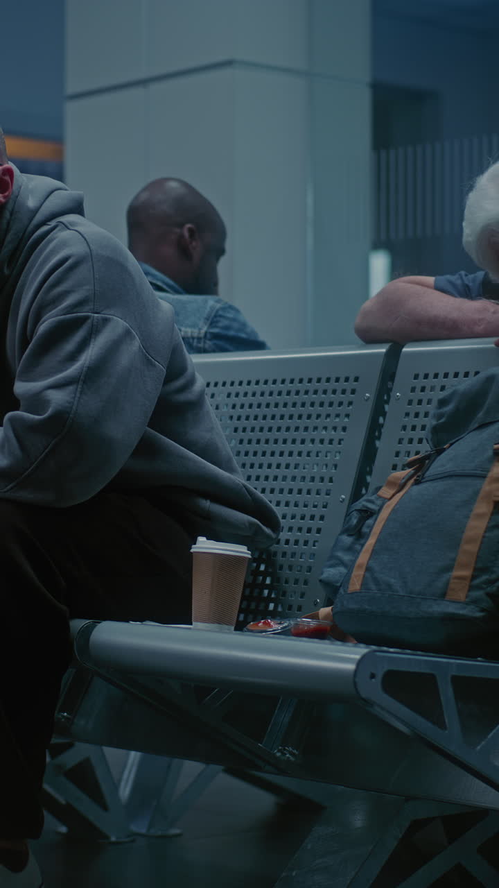 personas que esperaban en el aeropuerto