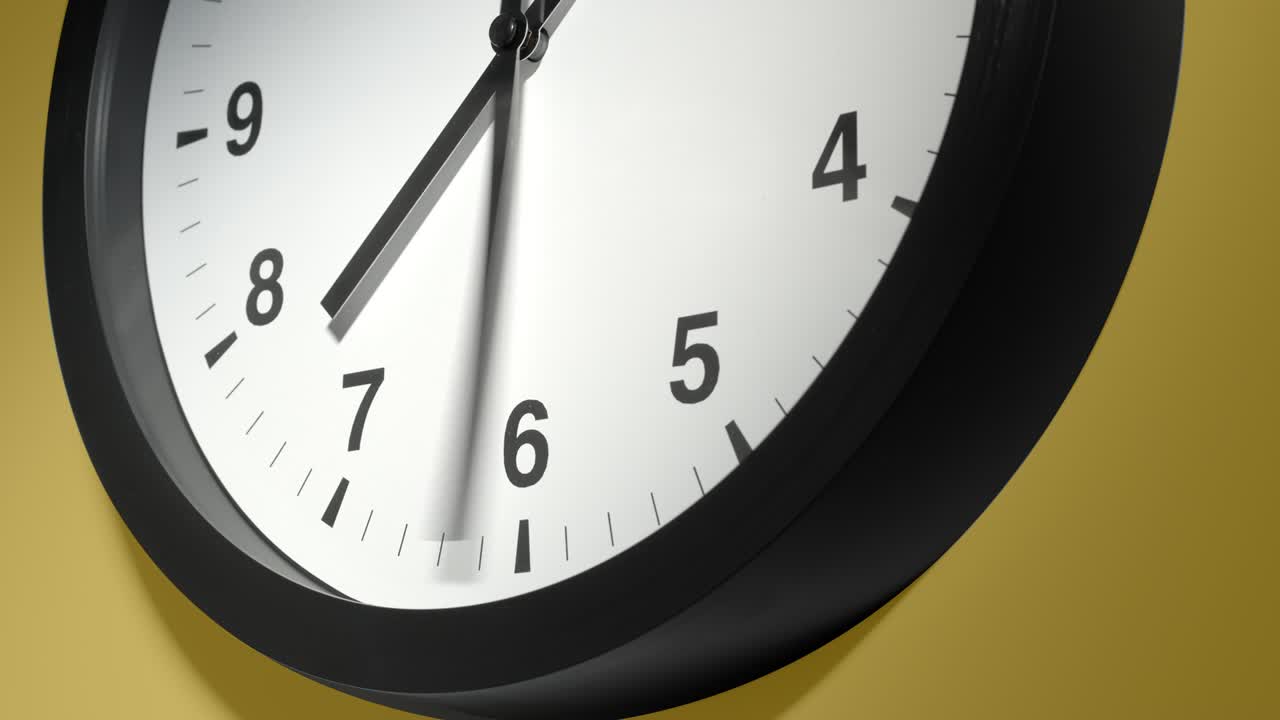 Quadrante dell'orologio su parete gialla in time lapse