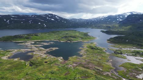 paisaje natural dramático en noruega - lago stavatn y montañas cubiertas de nieve picos - vestland, vestfold og telemark - aérea